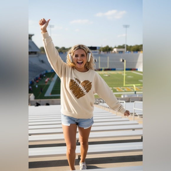 unisex Tops - Football 🏈 Heart 🤎 Long Sleeve Graphic Tee - size XL